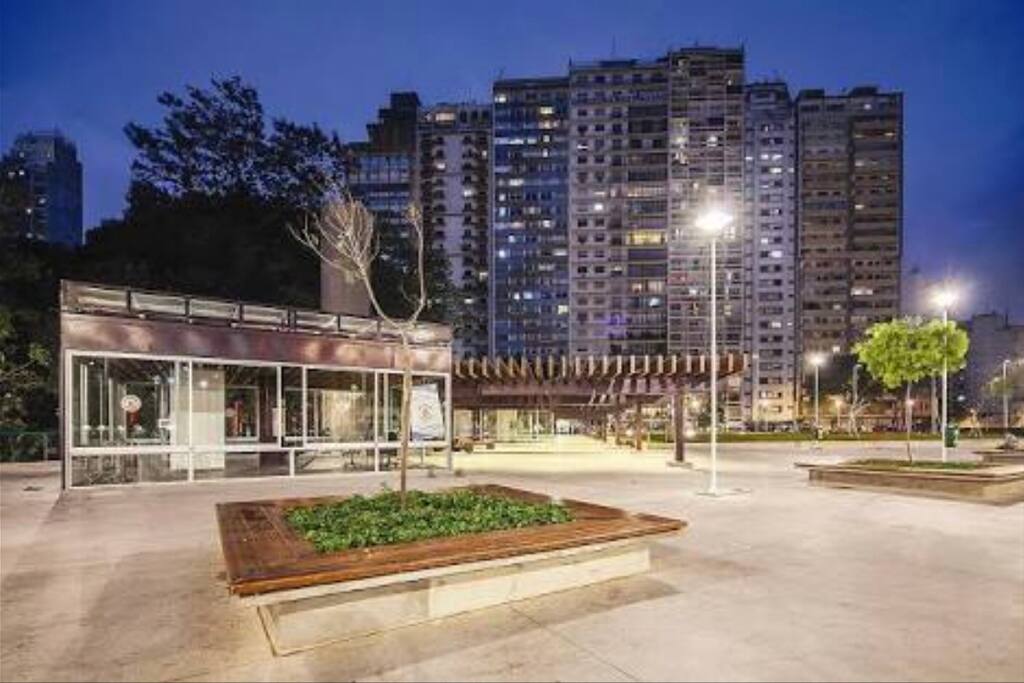 Praca em frente ao apartamento