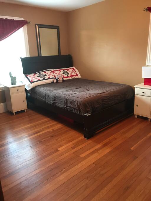 Master Bedroom (queen)