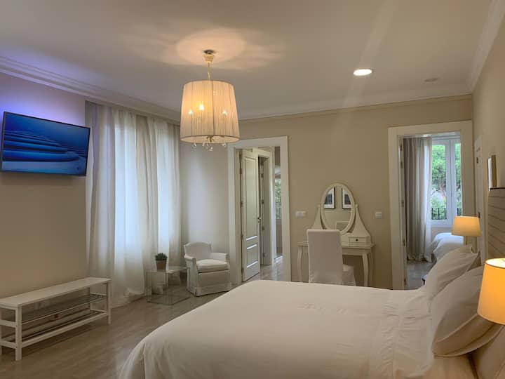 HAUPTSCHLAFZIMMER DER SUITE.