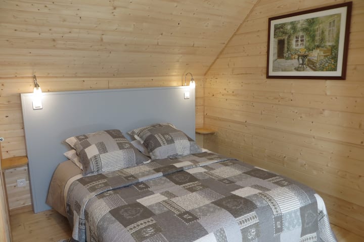 El dormitorio gris: una cama para 2 y 1 cama para 1.