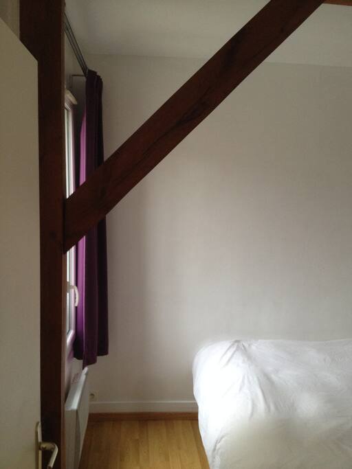 Chambre spacieuse avec lit king size, deux commodes, réveil simulateur d'aube.