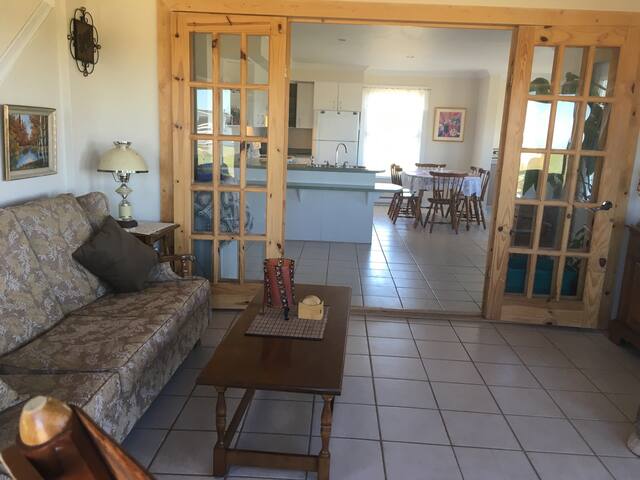 Chalet au bord de la mer/Cottage by the sea gallery image 2