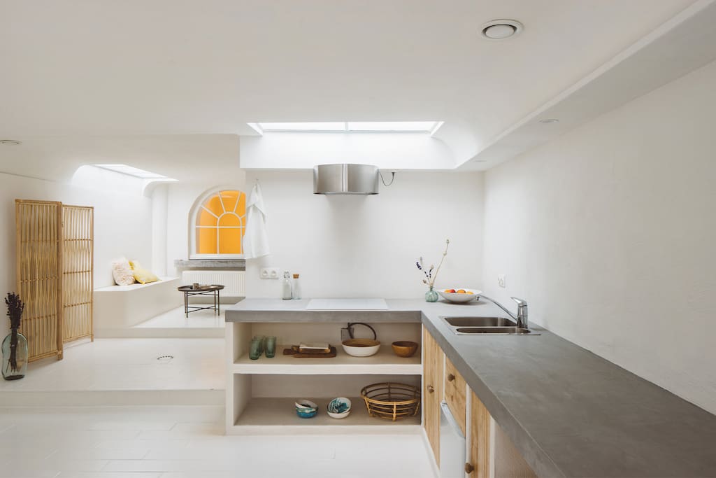 The apartment is newly renovated and has a fully equipped kitchen, complete with handmade ceramics, tea, coffee and a cooking plate.