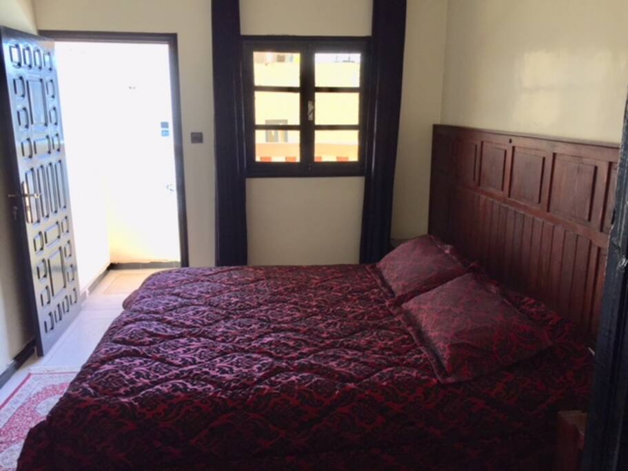 Chambre avec grand lit et balcon