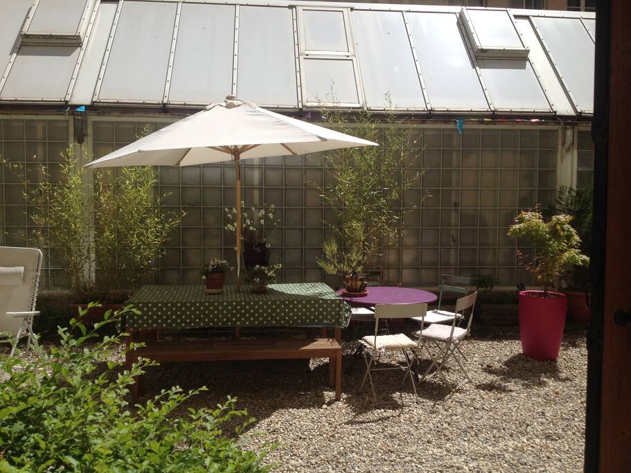 La cour avec table, transats...