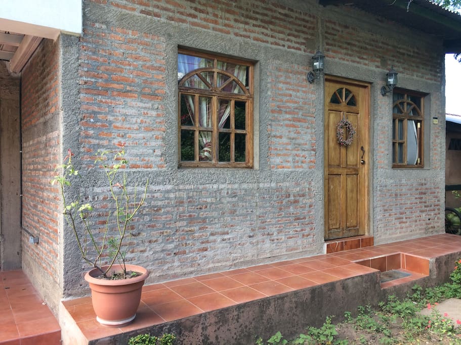 Vista frontal de la vivienda