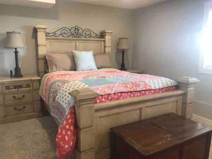 Chumba cha kulala chenye Kitanda cha Malkia chenye godoro la ubora wa juu lenye mto na mashuka ya kitanda ya ubora wa juu.... 