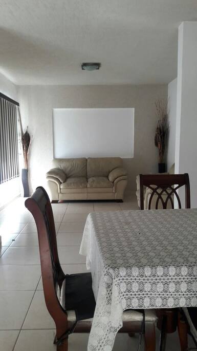 Amplia sala y comedor. Sin muebles