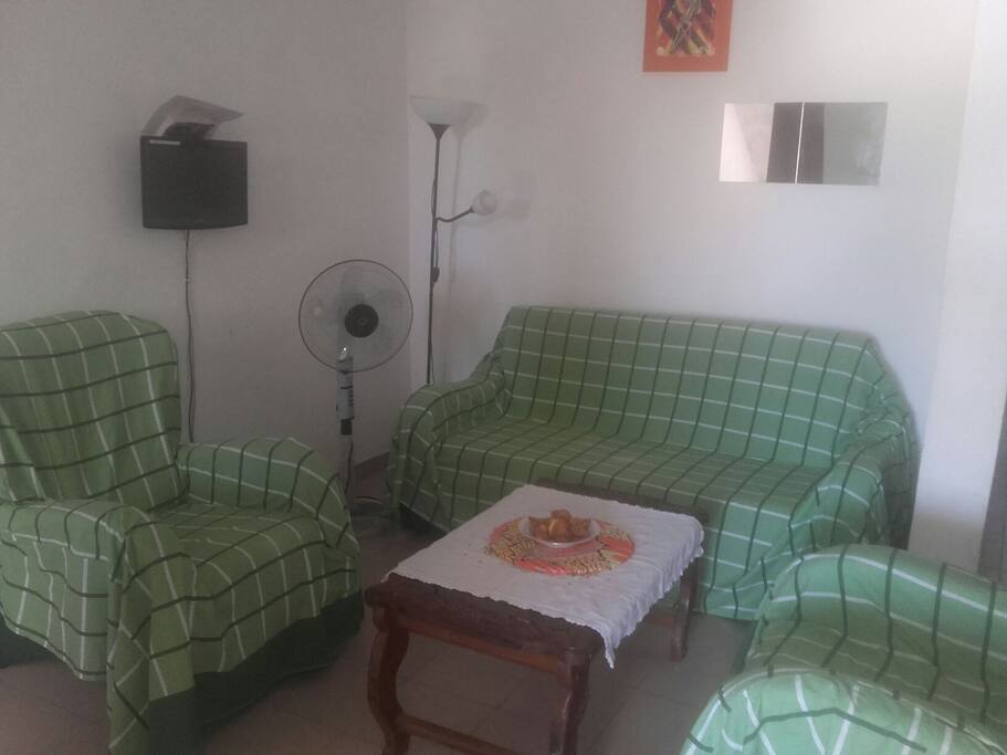 Le séjour de votre appartement du Covent garden, équipé de Canapé convertible, 2 fauteuils.