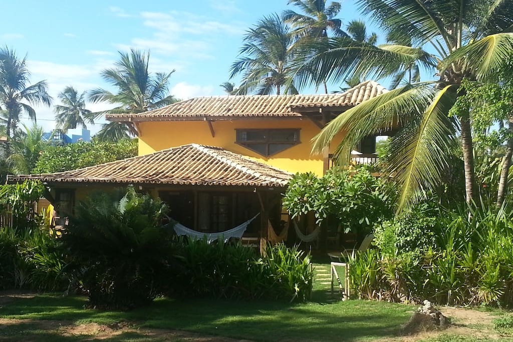 Fachada pela alameda de acesso à praia e ao centrinho da Vila.