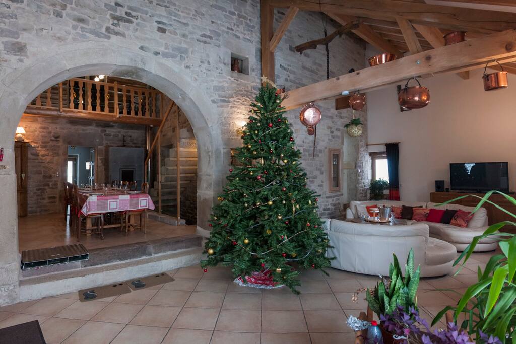 le sapin fait 3 mètres de haut possède 36 mètres de guirlande électrique et de nombreuses boules dorées et rouges.