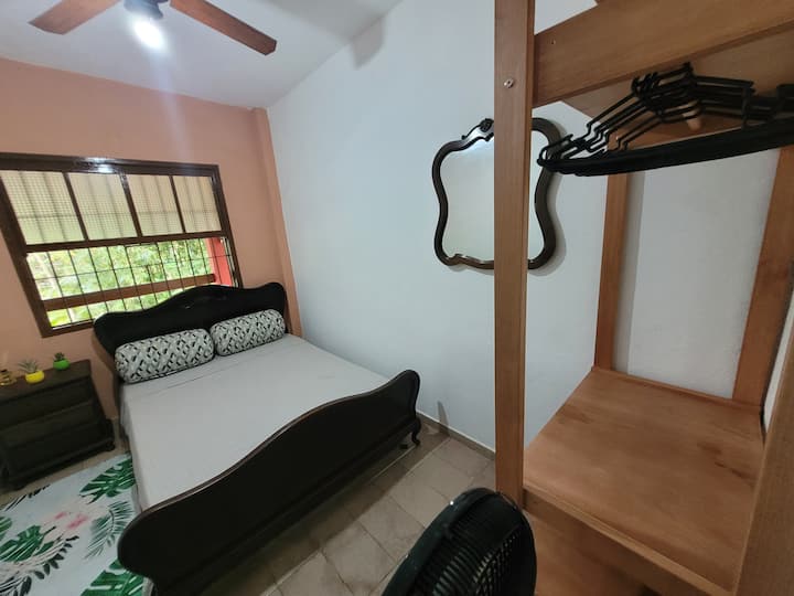 Habitación 2
Cama matrimonial.
Perchero.
Mesita de noche.
Espejo.
Ventilador de techo.
Ventana al balcón.