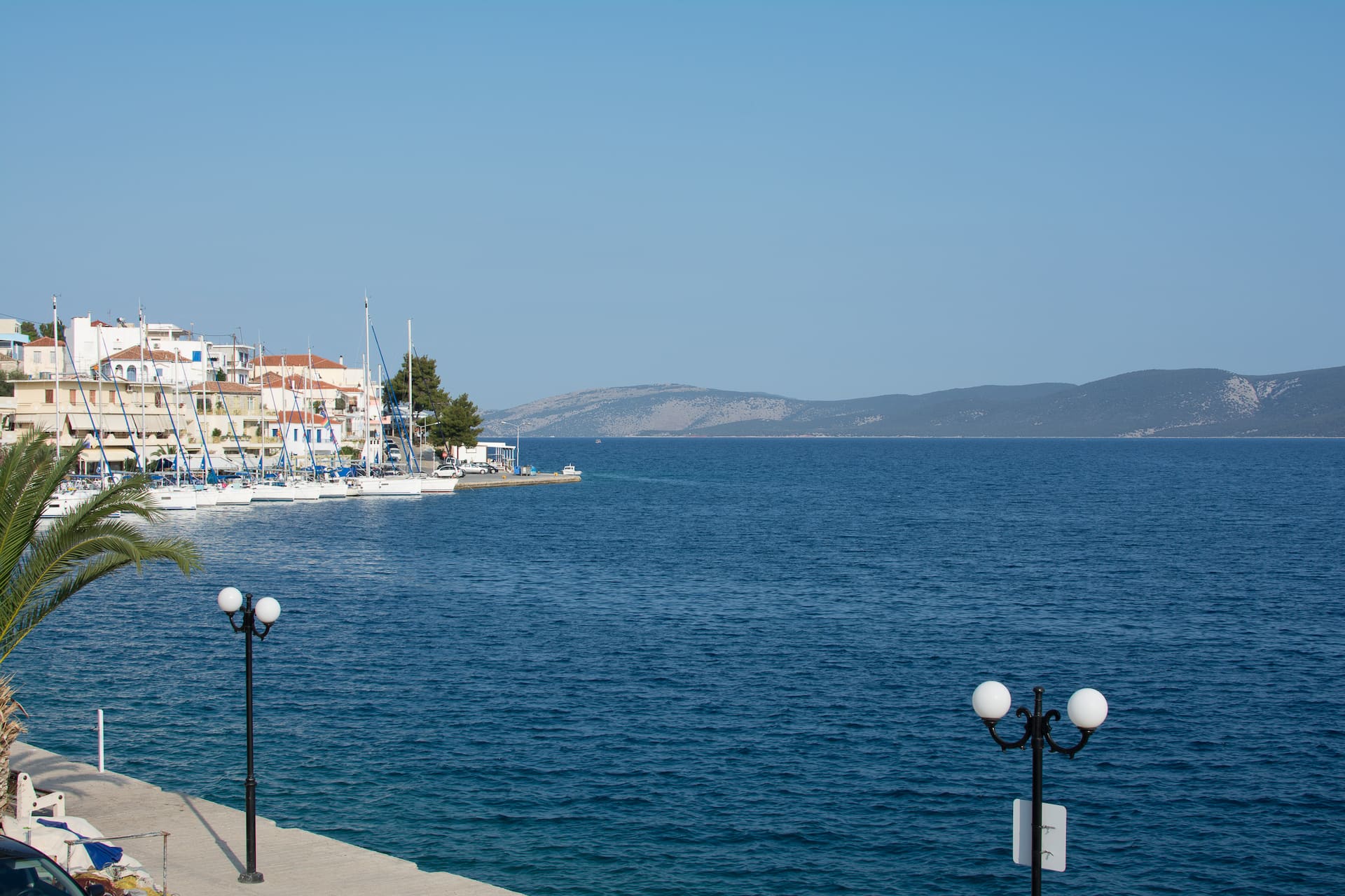 A cozy cute apartment in Mandrakia Ermioni next to the sea