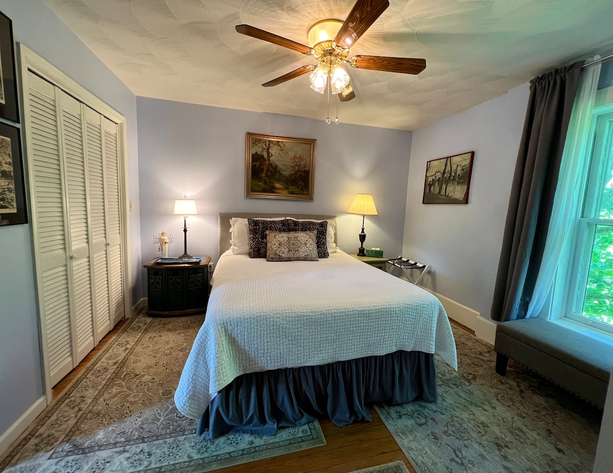 Primary Bedroom 1 with Queen size bed. Attached en-suite bathroom. 