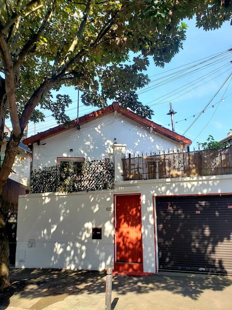 House with terrace at the foot of the subway + parking!