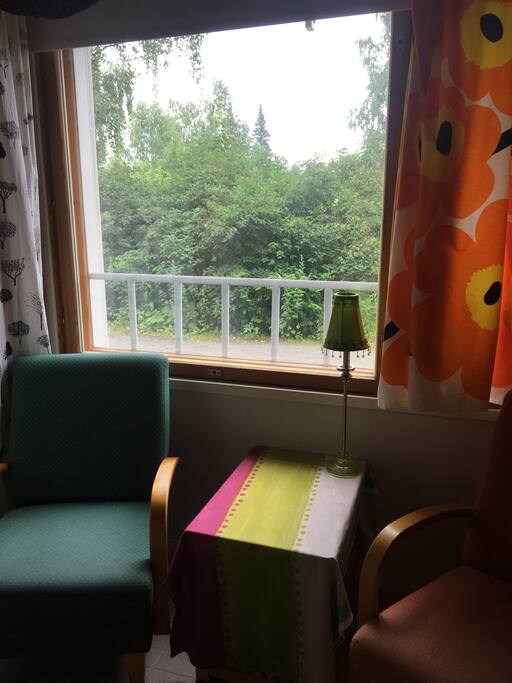 Tupakeittiön kaksi nojatuolia.