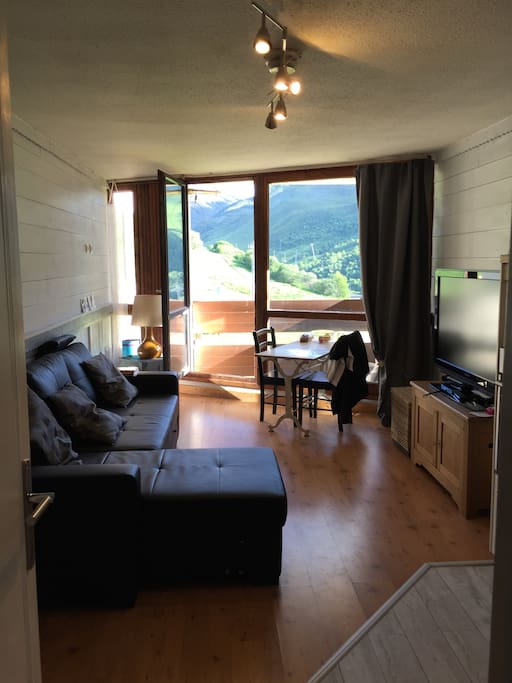 Séjour orienté Sud avec un balcon