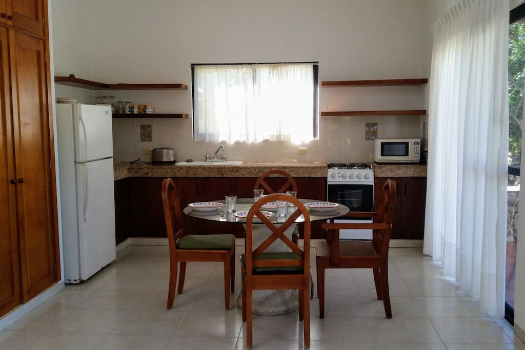 Granite worktop kitchen and equipped kitchen with dinning room.
