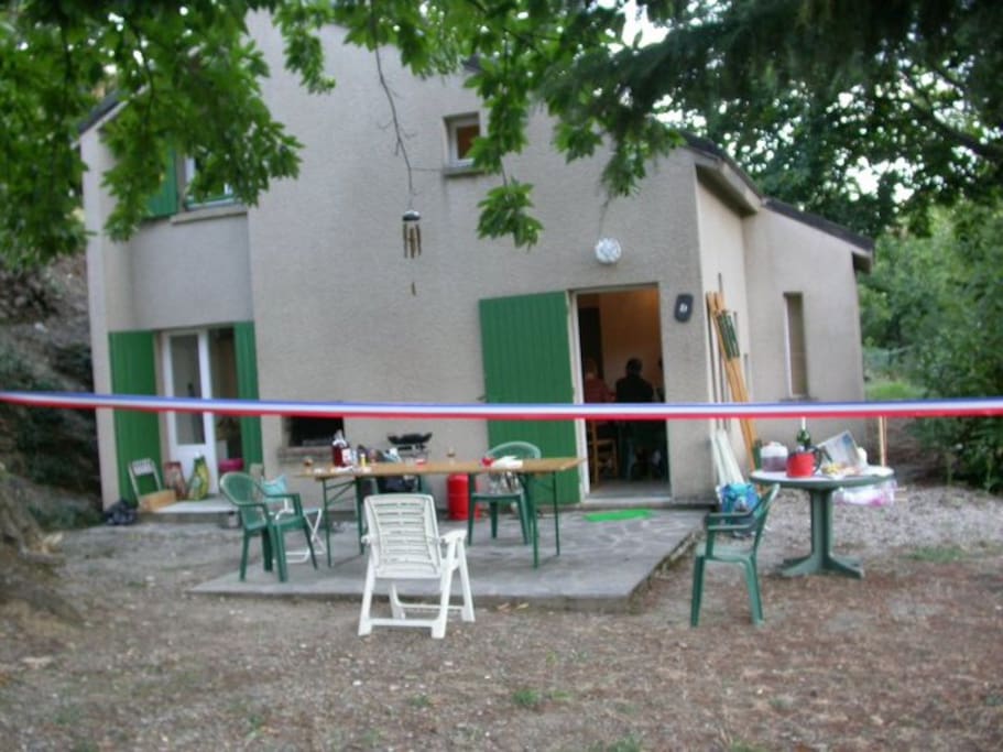 Une grande terrasse pour de nombraux amis, sans vis à vis