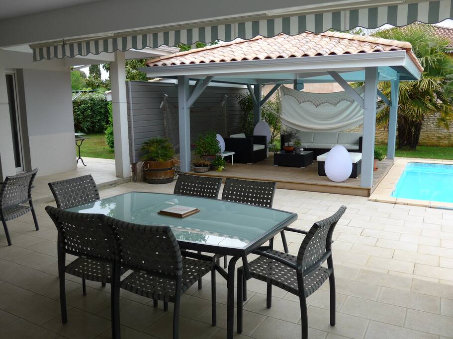 Petit déjeuner sur la terrasse couverte et apéritif sous le kiosque au bord de la piscine chauffée.
