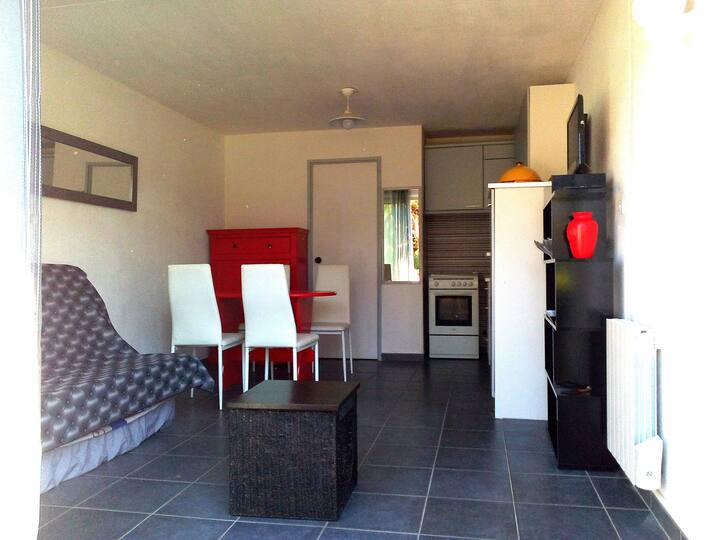 Mwonekano wa jumla wa sebule kando ya bustani