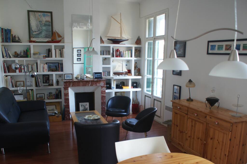 Le séjour côté salon avec vue mer.
