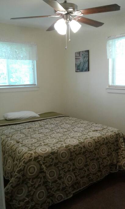 Queen size bedroom #2