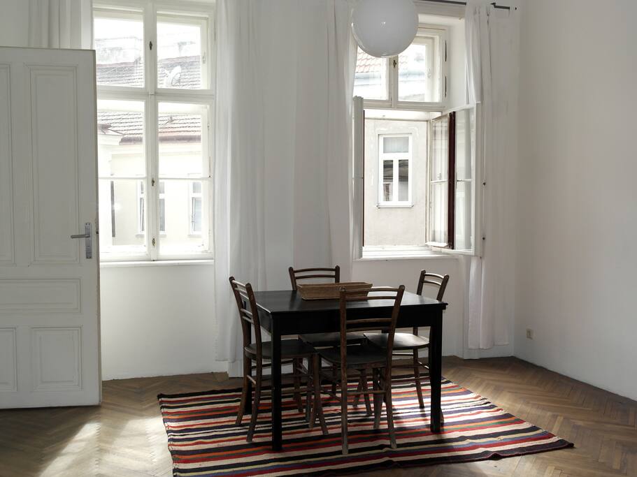 Wohnzimmer mit Fensterfront zum Innenhof