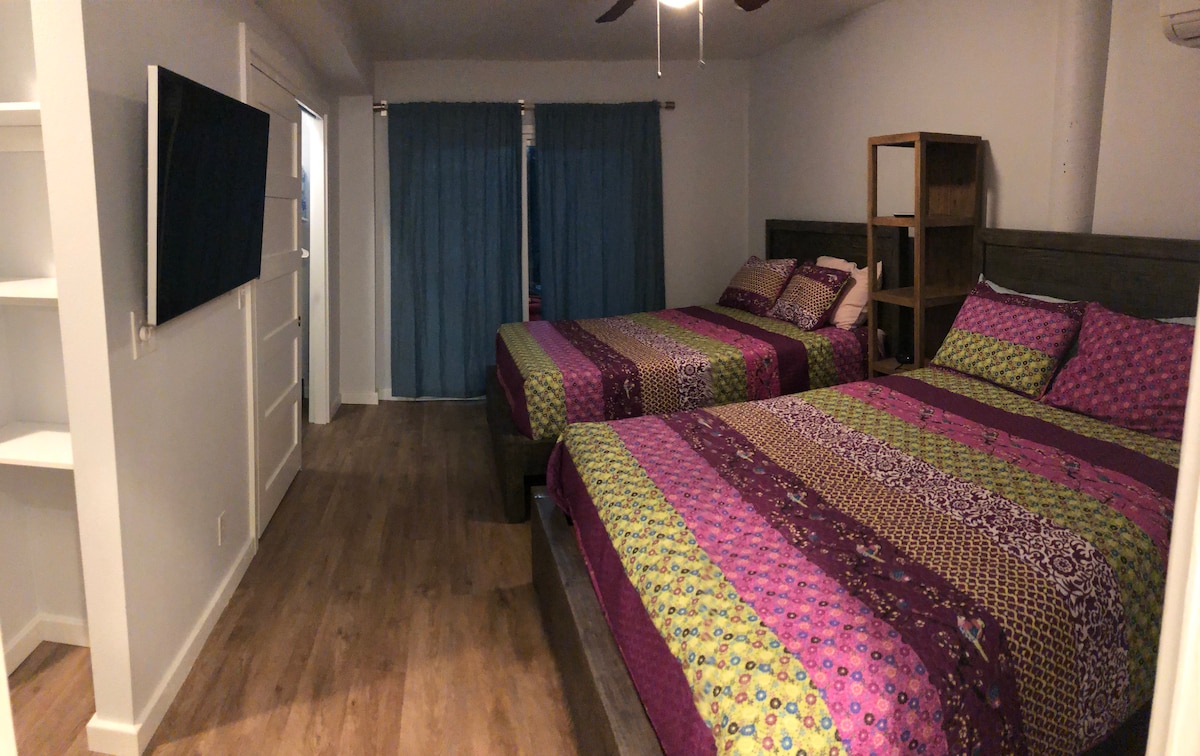 غرفة بسرير كبير في الطابق السفلي