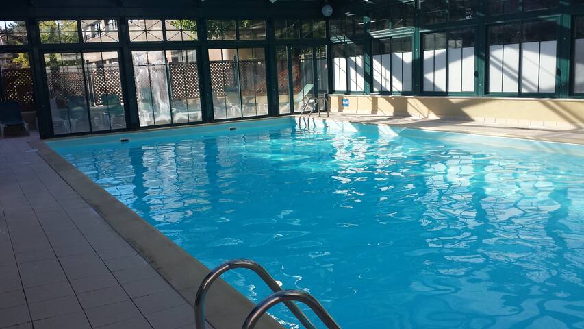 Studio avec piscine couverte près du vieux port