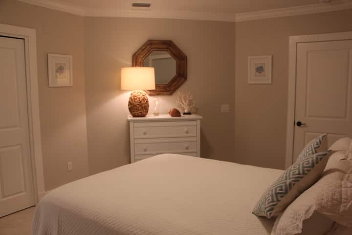 2号卧室：配有标准双人床