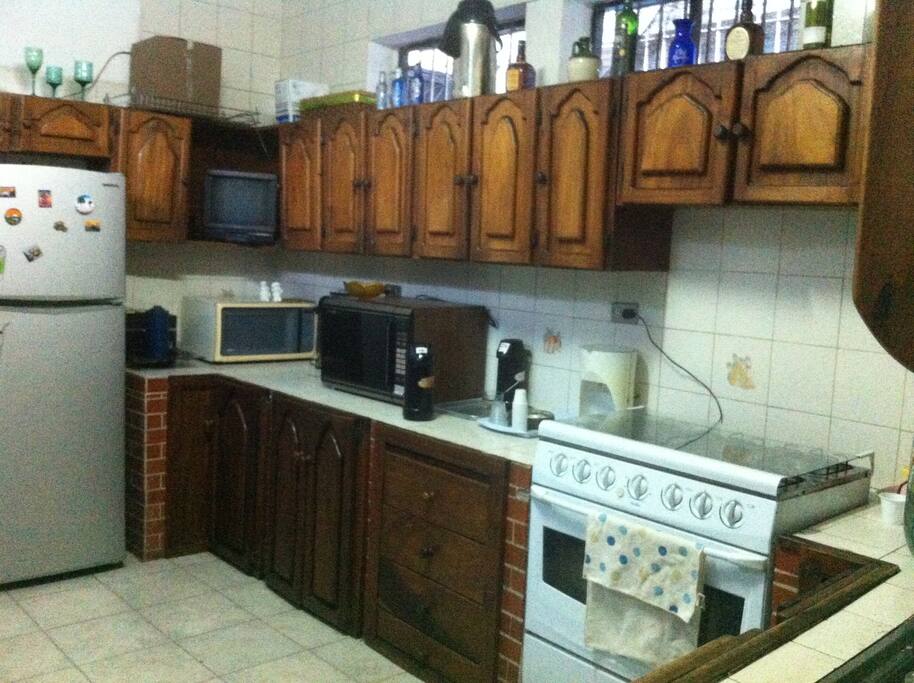 Cocina integral compartida. Comedor.