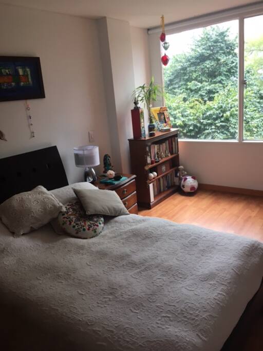 Habitación muy iluminada con baño privado
