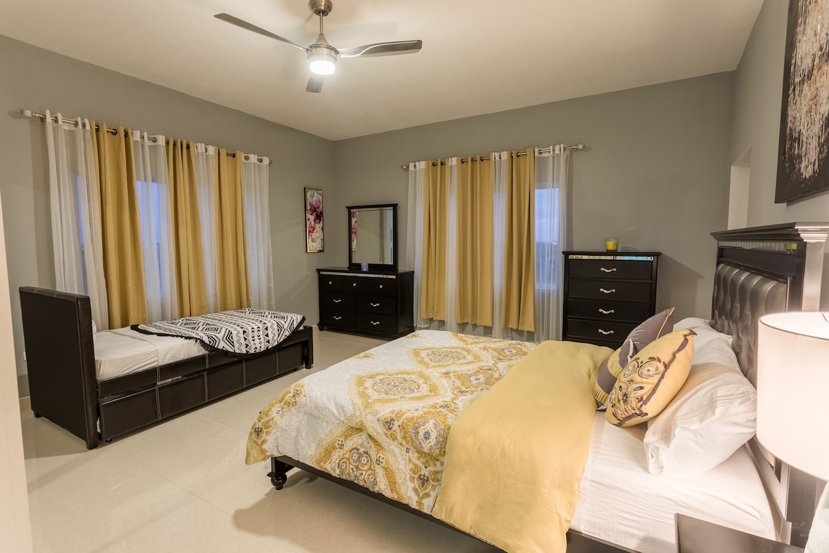 ห้องนอน 2 ที่เพนท์เฮาส์ "ซันไรส์" ที่ปราสาทแอนดี้