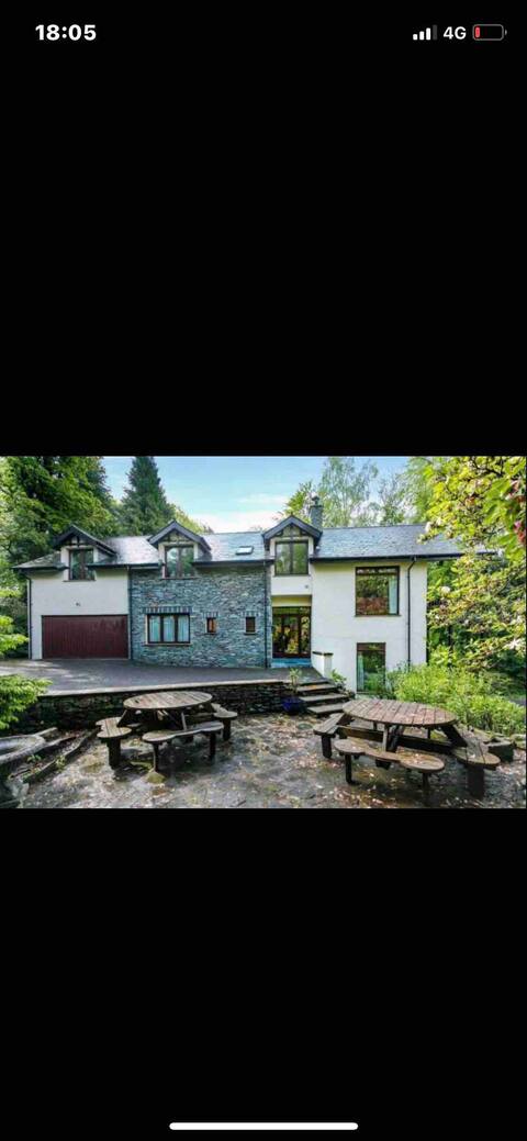 Charming 6 Bed Det House 3 mls from Bowness.