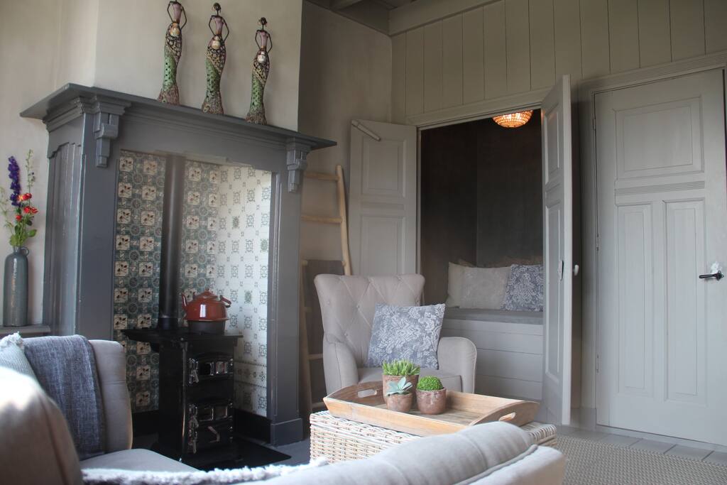 Zitkamer met bedstee van B&B De Meidoornhof