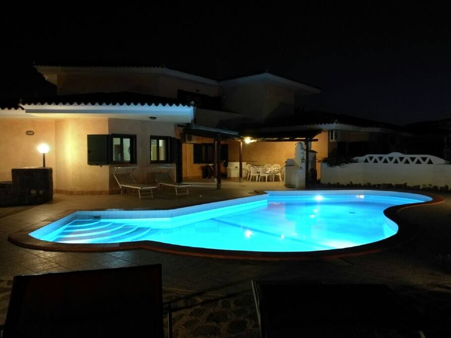 piscina di notte