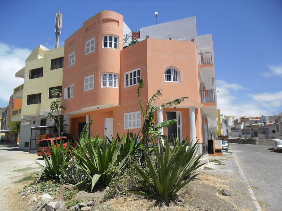 Espaço localizado na Zona Ex-Edílter, muito procurada de Mindelo, a 5 minutos da Praia da Laginha, a entrada da Avenida Chã de Alecrim.