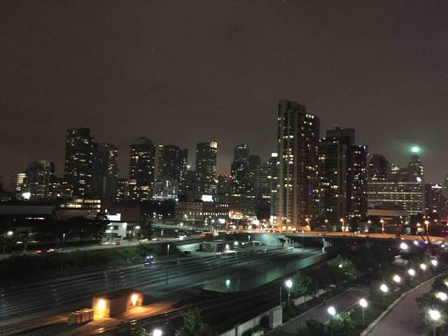 Cozy 2 bedroom steps from CN Tower, Scotiabank. gallery image 3