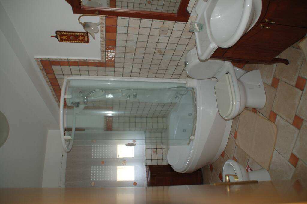 bagno con doccia e vasca idromassaggio