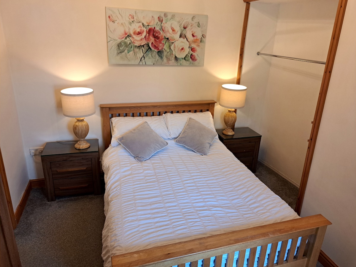 Chumba kizuri cha kulala mara mbili na dari ya vault na ensuite