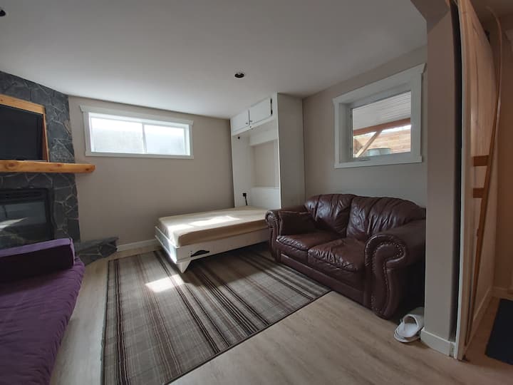 Den ina kitanda cha kunja chini, meko maalum ya gesi (milango miwili ya ghalani karibu na faragha kama chumba cha kulala cha 2). 