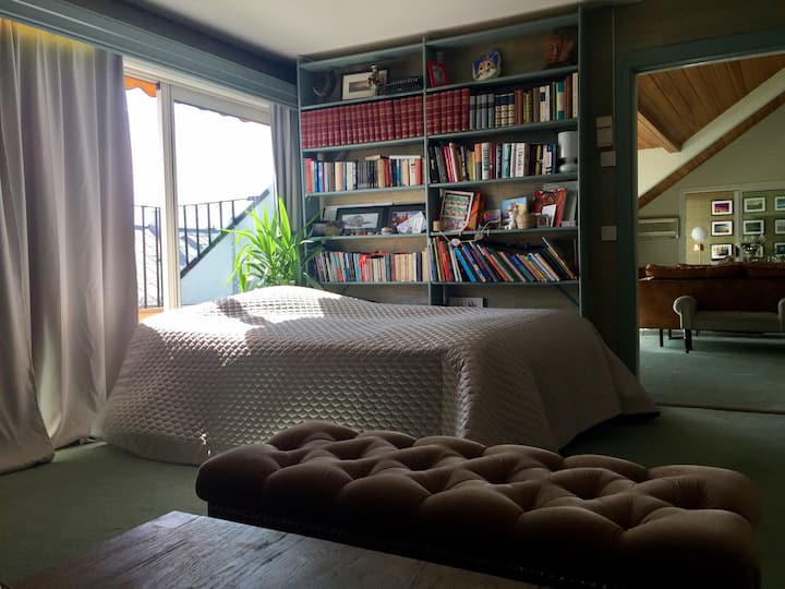 Допълнително легло - тук, в телевизионната зала. Две матраци. Изход към собствен балкон. 