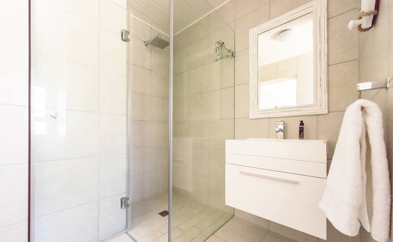 Sunshine Cottage self-catering accommodation gallery image 3