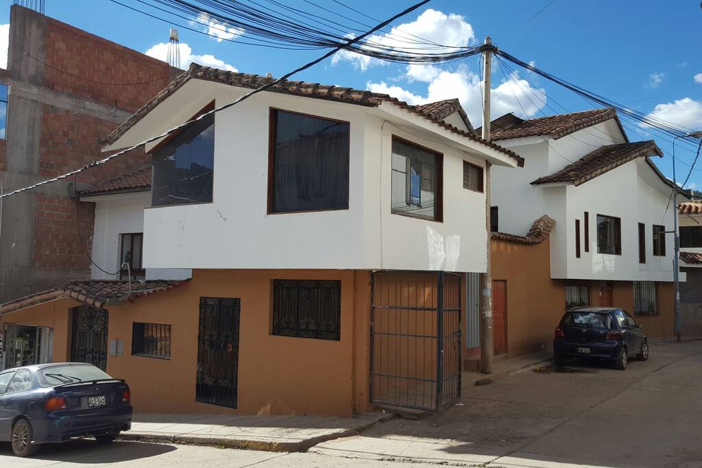 El departamento está en la parte blanca del segundo piso. Es posible el parqueo de carros ya que la zona es muy segura.