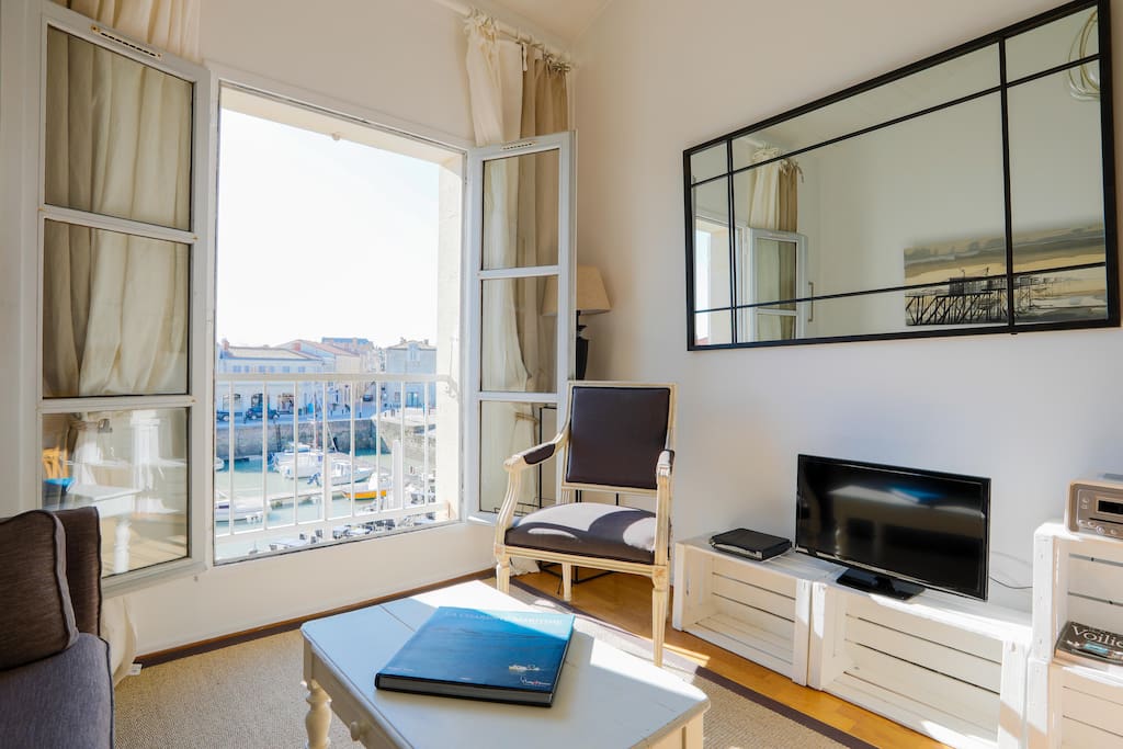 Salon cosy vue sur le port