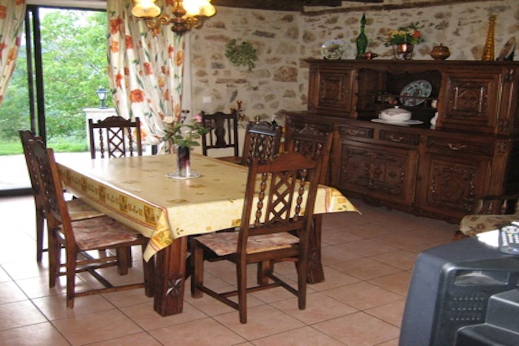 Salle à manger avec vue sur la terrasse et la vallée.