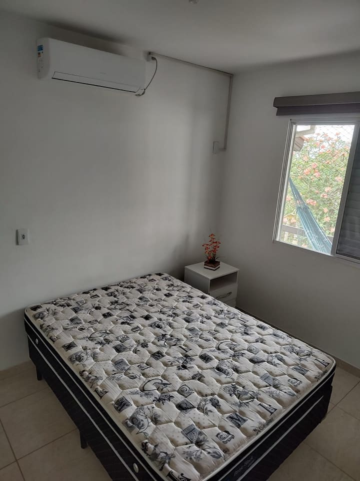 房间II ，配有双人床、衣柜和空调。