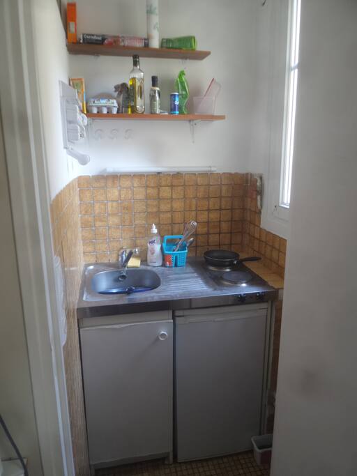 Coin cuisine - frigo / plaques de cuisson / ustensils / huile, sel, herbes, etc