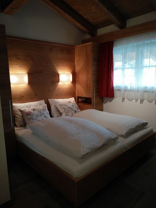 De kamer met dubbelbed (180x200) bevindt zich op de bovenverdieping
